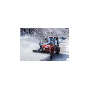 Tracteur Kubota avec souffleuse à neige pour le déneigement des parkings - Product Image 4