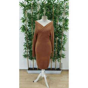 Vestido midi de punto con hombros descubiertos y cuello cruzado de manga larga para mujer de Jane, diseño liso para uso casual - Product Image 5