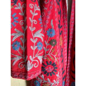 เสื้อแจ็คเก็ต Scarlett Suzani ลายชนเผ่าแบบกลับด้านได้ เสื้อโค้ทฤดูหนาวสำหรับผู้หญิง สไตล์โบฮีเมียนลายดอกไม้ บุด้วยใยฝ้าย ผิวหนัง - Product Image 3