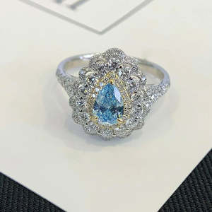Anillo de compromiso con diamante de laboratorio de talla elegante en forma de pera de 3.20 quilates con certificación IGI, triple halo, tallo tipo catedral, claridad VVS-VS, impresionante para boda - Product Image 5