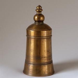 Molino de pimienta y coctelera de latón vintage con acabado de pátina artesanal Diseñado para interiores de comedor decorativos - Product Image 1