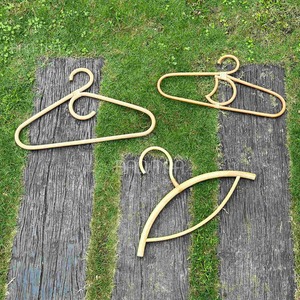 Cintres en rotin personnalisés haut de gamme à un seul niveau pour hôtels, 15 pouces, transparents, durables et fins - Product Image 3