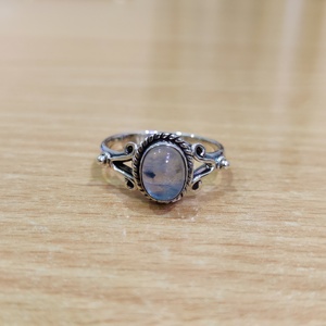 Meilleures ventes Bague en argent et pierres précieuses de style classique Pierre de lune brillante directe de l'Inde grossistes pour les mariages et les fêtes - Product Image 1