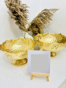 Bol de service en laiton en métal de luxe de haute qualité Design de fleurs perforées martelées personnalisé Base de table à dîner écologique - Product Image 2