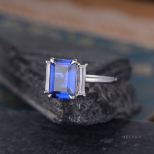 Anillo de tres piedras de oro blanco sólido de 10K con zafiro azul cultivado en laboratorio de corte esmeralda de 7*10mm y estilo Art Deco de moissanita para bodas - Product Image 3