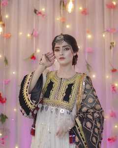 Dernières robes vintage pakistanaises pour femmes brodées bohème pour fête de mariage lourdes afghanes Kuchi naturelles fabriquées au Pakistan - Product Image 5