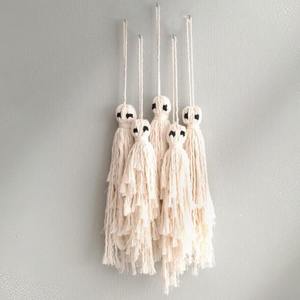 Tapiz de Macramé Blanco Fantasma para Decoración de Fiestas Temáticas Creativas y Decoración de Habitaciones, Hecho a Mano en India - Product Image 1