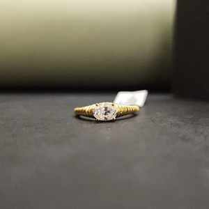 Anillo de Compromiso Moderno y Exclusivo de Plata de Ley 925 con Moissanita Certificada IGI, Corte Ovalado, Banda Amarilla y Engaste de Puntas, Ideal para Regalo - Product Image 2