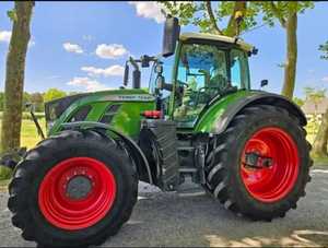 Fendt 1050 Vario equipado con configuraciones personalizables para tareas de campo y transporte - Product Image 2