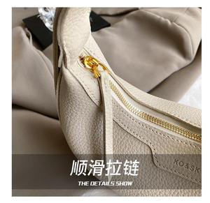 Elegantes bolsos de cuero en forma de media luna para mujer con herrajes dorados, base resistente al desgaste, cremallera suave y correa de hombro con estilo. - Product Image 3