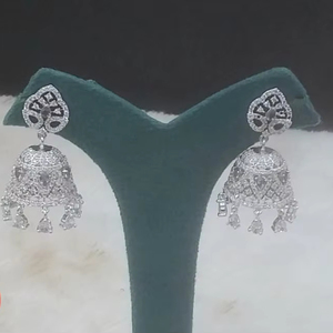 Ensemble de boucles d'oreilles en laiton de créateur unique pour femmes avec des pierres AD scintillantes pour les mariages et les célébrations traditionnelles - Product Image 1