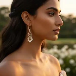 Pendientes Colgantes con Nudo Celta de Oro de 18K y Diamantes para Bodas y Fiestas de Mujeres - Product Image 2