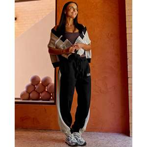Pantalones Deportivos de Felpa para Mujer - Power Play Stitch Up en Negro y Beige Shale - Product Image 4