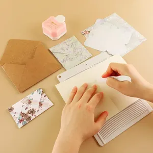 Kit de bricolaje para hacer sobres: Mini herramienta de puntuación y plegado con plegador de cartón para álbumes de recortes y manualidades de tarjetas - Product Image 1