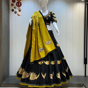 Nouvelle collection exclusive de tenues traditionnelles pour le Navratri, comprenant un lehenga choli imprimé, coupe ajustée, longueur au sol, en pur coton Khadi. - Product Image 1