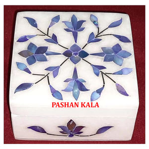 Caja con incrustaciones de madreperla azul de mármol blanco de alta calidad y diseño único con buen acabado y pulido para la decoración del hogar - Product Image 1