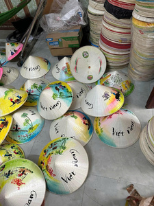 Le chapeau conique asiatique coloré traditionnel le plus connu, fabriqué à partir de bambou et de feuilles de palmier Ms Hani - Product Image 5