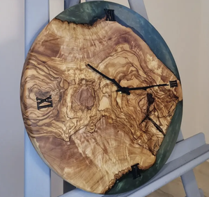 Reloj de pared de resina y madera personalizado para sala de estar a un precio razonable Reloj de pared de resina decorativo para el hogar para Hotel - Product Image 2