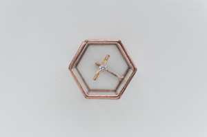 La plus petite boîte à bijoux en verre en forme d'hexagone avec cadre en métal poli doré, parfaite pour ranger bagues, colliers et accessoires fins - Product Image 5