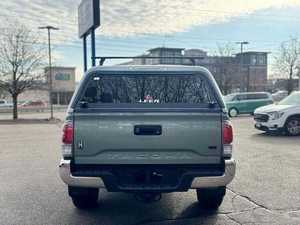 Camioneta Usada TRD Doble Cabina 2024, 4x4, Volante a la Izquierda, Automática, Paquete Deportivo de Cuero, Sistema de Navegación, Interior Claro - Product Image 4