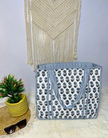 Bolso Tote Bohemio Plegable con Forro de Algodón Acolchado a Mano SHREE, Estampado a Bloque, Bordado y Decorado con Flores