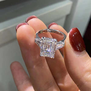 Anillo de Diamantes con Certificación IGI, Diseño Catedral, con 5.50 Quilates de Esmeraldas de Tres Piedras (D-E-F VVS-VS) - Product Image 2