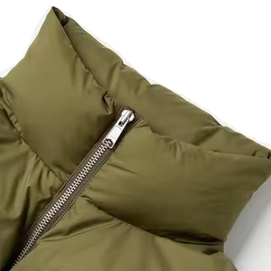 Doudoune pour homme avec logo personnalisé pour l'hiver Veste à bulles en tissu léger avec grandes poches avant Poches latérales Fermeture à glissière - Product Image 3