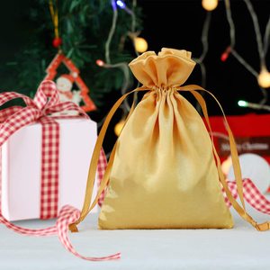 Sacs cadeaux en soie dorée à cordon pour noël, mariage et fête, sac de luxe en velours OEM fabriqué au Vietnam - Product Image 4