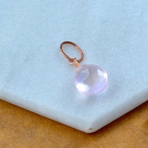 Pendentif en pierre précieuse facettée en forme de larme en quartz rose, pierre naturelle rose pâle, plaqué or rose, bijou artisanal - Product Image 1