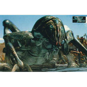 Carte postale de salutation Starship Troopers avec des scènes emblématiques du film - Product Image 1