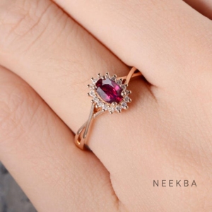 Anillo de compromiso de rubí cultivado en laboratorio de corte ovalado de 4*6mm de oro rosa macizo de 14 quilates, anillo de Halo de vástago dividido Art Deco Vintage hecho a mano en la India - Product Image 3