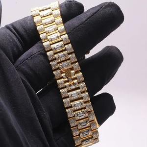 Reloj Unisex con Cristal de Moissanita y Diamantes, Chapado en Oro de 18K, Pantalla LCD, Movimiento de Cuarzo de 40MM, Engaste Baguette |   Joyería Hip Hop de Alta Gama - Product Image 3