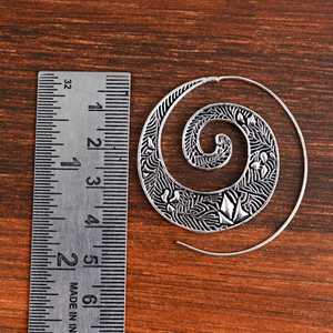 Los Mejores Pendientes Florales Bohemios de Moda, Aros Tribales de Latón para Mujer, Acabado Plateado Oxidado, Diseño Geométrico en Espiral para Venta al por Mayor/OEM/ODM - Product Image 4