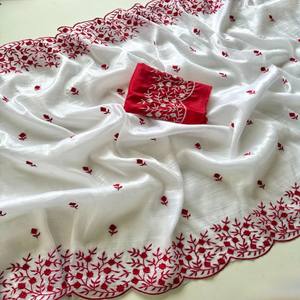 Sari de Tela Pura VASTRA COTTAGE con Borde Rojo y Bordado Floral con Trabajo de Calado y Blusa para Vestir en Festividades - Product Image 5