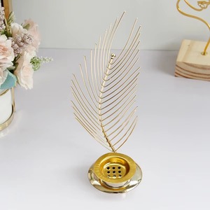 Brûleur d'encens métallique texturé en plumes de haute qualité, il aide à conjurer l'énergie négative, parfait pour les fêtes arabes - Product Image 3