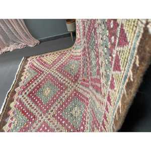 Alfombra Kilim Turca Vintage de 6.7x9.8 pies, Diseño de Parches en Degradado Rojo, Lana Ecológica con Respaldo de Látex - Product Image 2