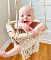 Chaise suspendue pour bébé faite à la main et écologique avec cadre en bois et macramé en coton, design moderne pour chambre et extérieur