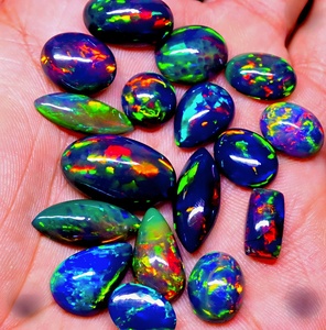 5 Carats Opale Noire Naturelle D’Éthiopie – Cabochon Ovale Multicolore