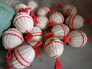 Les jouets en forme de bonbon en rotin naturel sont des jouets pour les jeunes enfants - Product Image 3