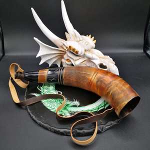 Corne soufflante nordique de corne de boeuf naturelle avec gravée à la main profonde et sangles en cuir - Product Image 3
