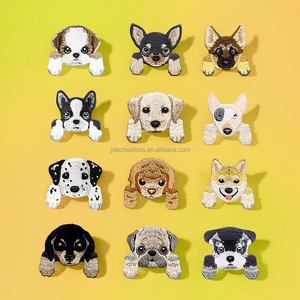 Patch brodé personnalisé « Chiot en train de regarder » pour vestes et sacs à dos - Product Image 1
