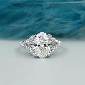 Anillo de compromiso de oro blanco con tallo dividido y corte ovalado, con halo oculto, diseño único de anillo de diamantes - Product Image 1