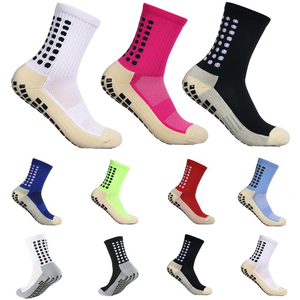 Calcetines Deportivos Antideslizantes para Hombre y Mujer con Agarre de Silicona en la Parte Inferior, Diseño Transpirable para Fútbol, Baloncesto, Tenis, Ciclismo y Uso Diario - Product Image 1