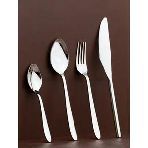 Ensemble de couverts Aura contemporain avec des formes minimalistes et un éclat de qualité supérieure pour une table à manger tendance, fabriqué à la main en Inde - Product Image 1