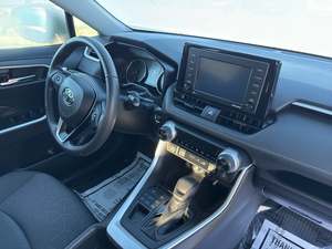 Toyota RAV4 XLE AWD d'occasion bleue 2023 avec toit ouvrant, démarrage à distance, sièges en cuir, boîte automatique, jantes en alliage, système de navigation - Product Image 6