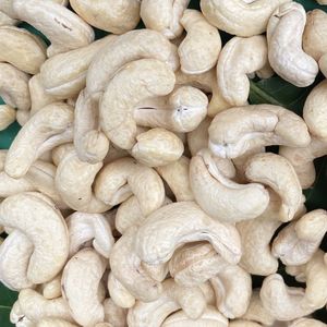 Anacardos tostados de alta calidad y embalaje Santigo en Vietnam W320 Embalaje personalizado de buena calidad - Product Image 1