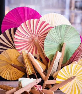 Éventail en feuilles de palmier, feuilles de palmier, éventail décoratif artisanal pour mariage, fête, accent de la maison, service de logo personnalisé OEM du Vietnam - Product Image 1