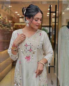 Robe ethnique pour femmes, design personnalisé, en viscose et soie, avec poche latérale, ornée de pierres multi-motifs, style Surat - Product Image 6