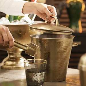 ถังน้ำแข็งโลหะสีทองแบบตอกลาย วางจำหน่ายในราคาขายส่ง เพิ่มความหรูหราให้กับบาร์ใดๆ พร้อมเก็บความเย็นของน้ำแข็งได้นานหลายชั่วโมง - Product Image 1