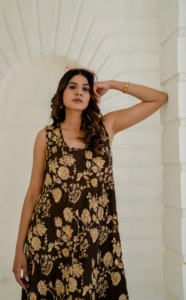 Vestido Halter Midi con Motivo Ikat Lagoon, Ecológico, Estilo A-Line, para Vacaciones de Verano en la Costa, Espalda Descubierta, Color Azul y Blanco Tropical - Product Image 3